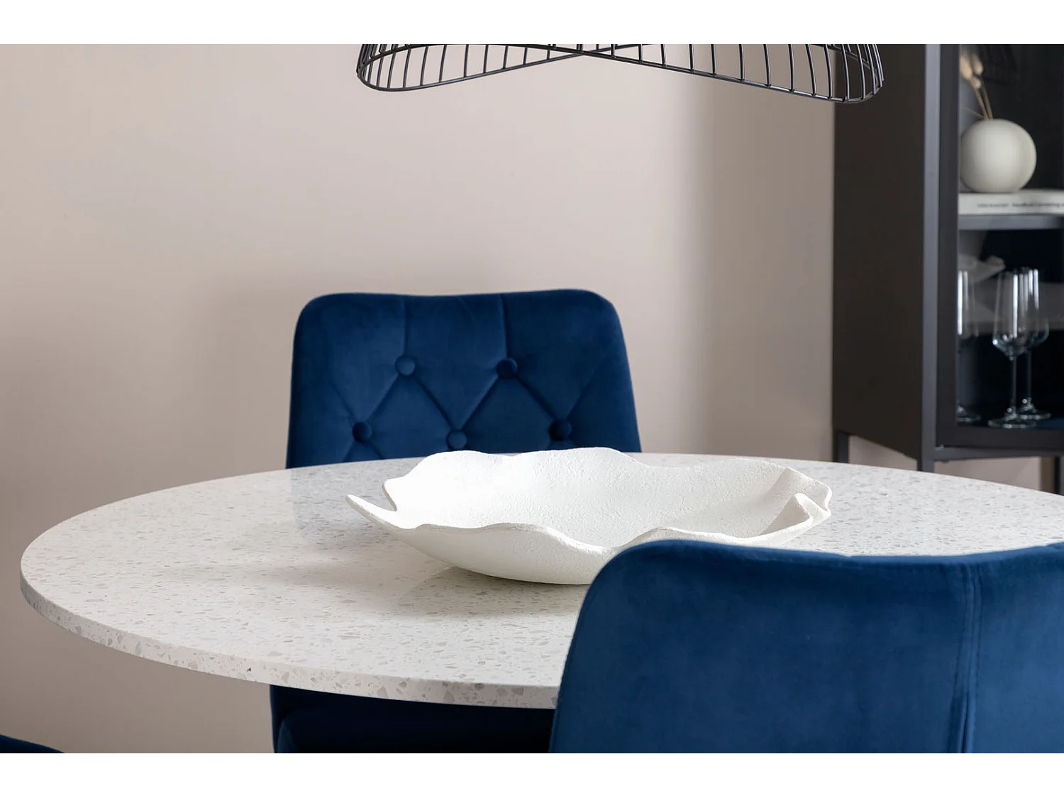 RazziaWH eethoek eetkamertafel terazzo wit en 4 Velvet Deluxe eetkamerstal velours blauw, messing decor.