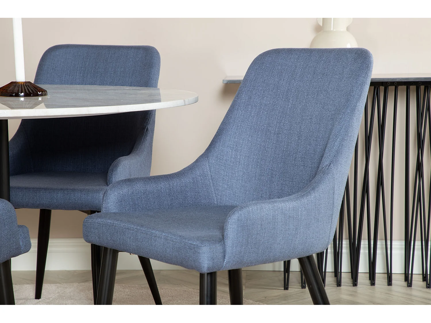 EstelleØ106WHBL ensemble table, table blanc, marbre et 4 Plaza chaises bleu, noir.