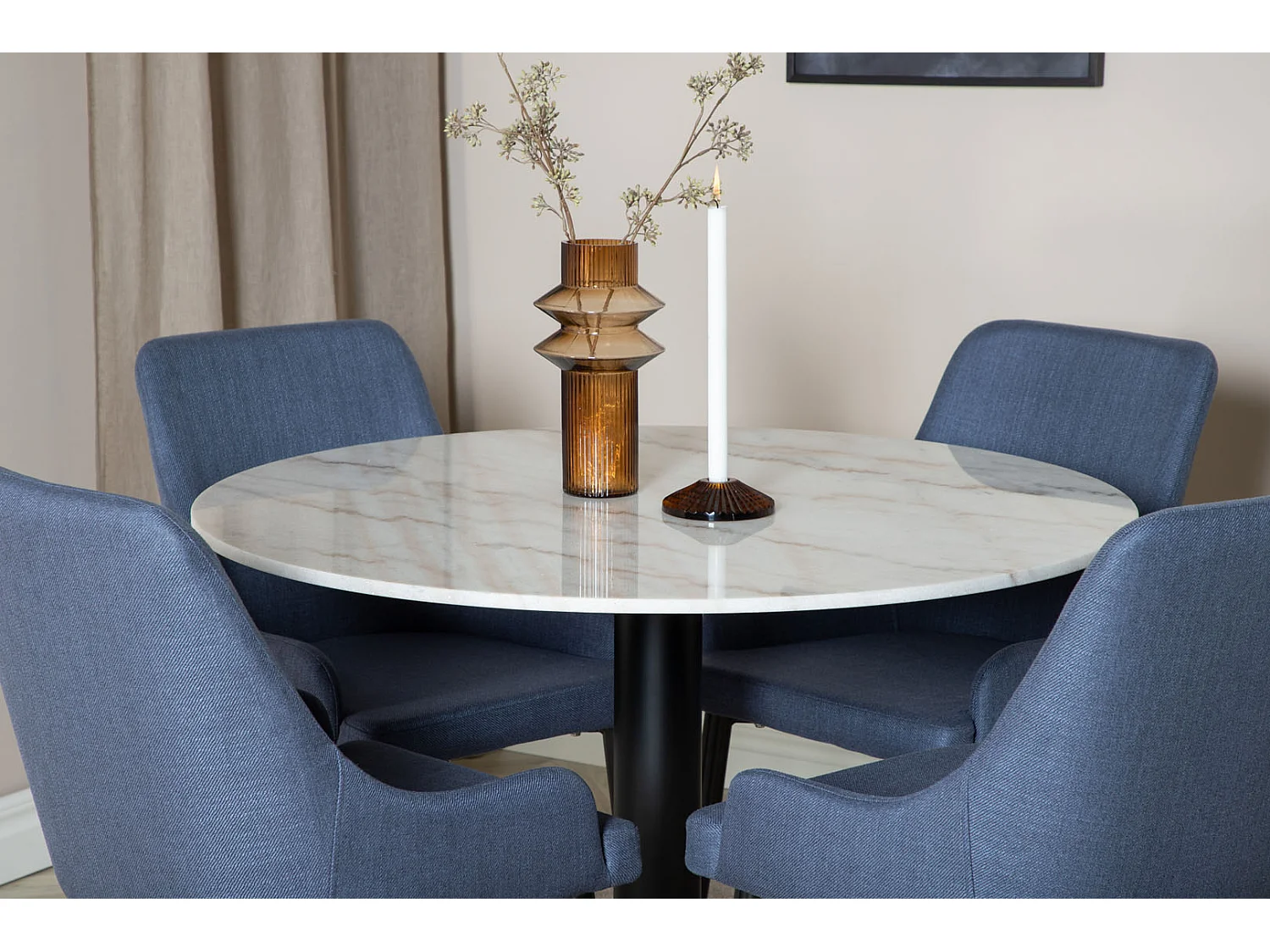 EstelleØ106WHBL eethoek eetkamertafel wit, marmer en 4 Plaza eetkamerstal blauw, zwart.