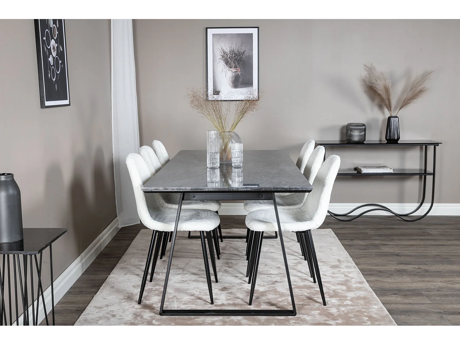 EstelleBLBL ensemble table, table noir, marbre et 6 Polar Fluff chaises Teddy blanc.