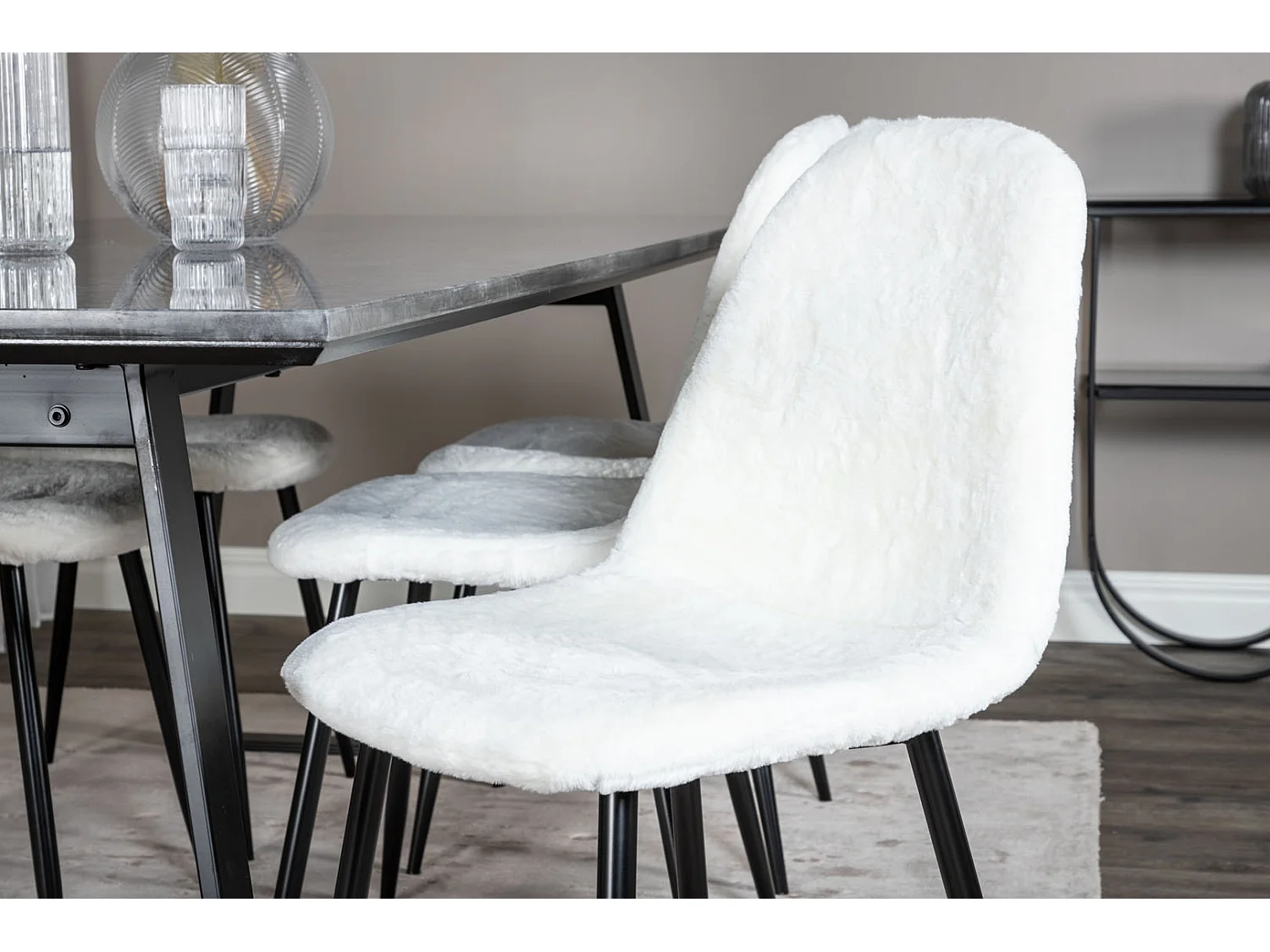 EstelleBLBL ensemble table, table noir, marbre et 6 Polar Fluff chaises Teddy blanc.
