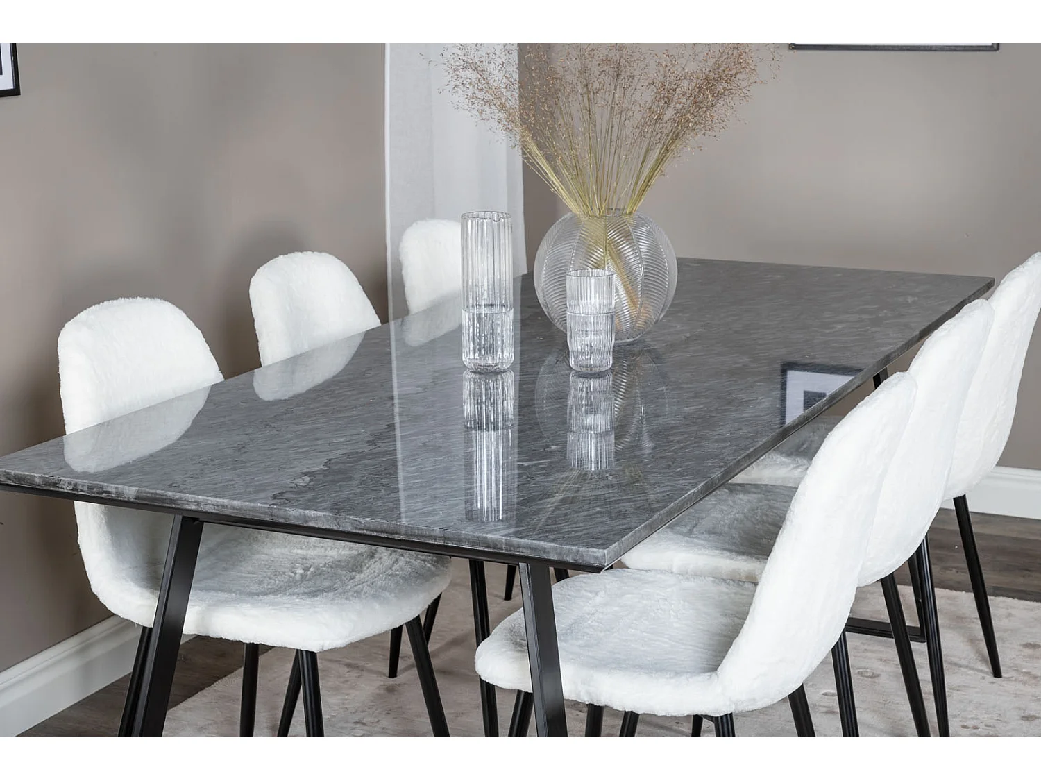 EstelleBLBL ensemble table, table noir, marbre et 6 Polar Fluff chaises Teddy blanc.