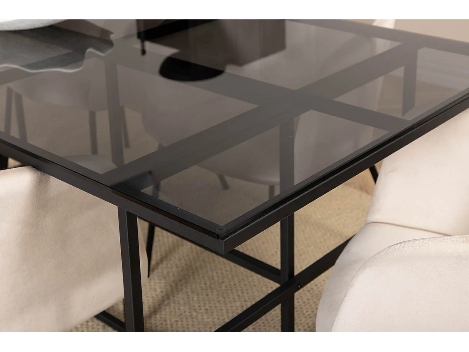 Leif ensemble table, table enfumé verre et 6 Berit chaises Velours beige.