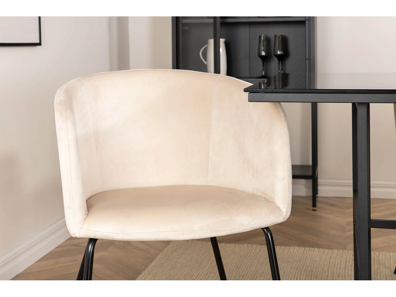 Leif ensemble table, table enfumé verre et 6 Berit chaises Velours beige.