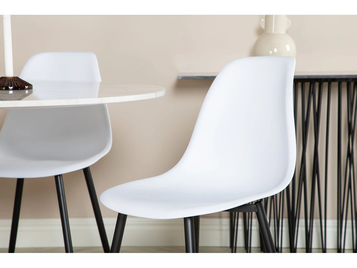 EstelleØ106WHBL eethoek eetkamertafel wit, marmer en 4 Polar eetkamerstal wit.