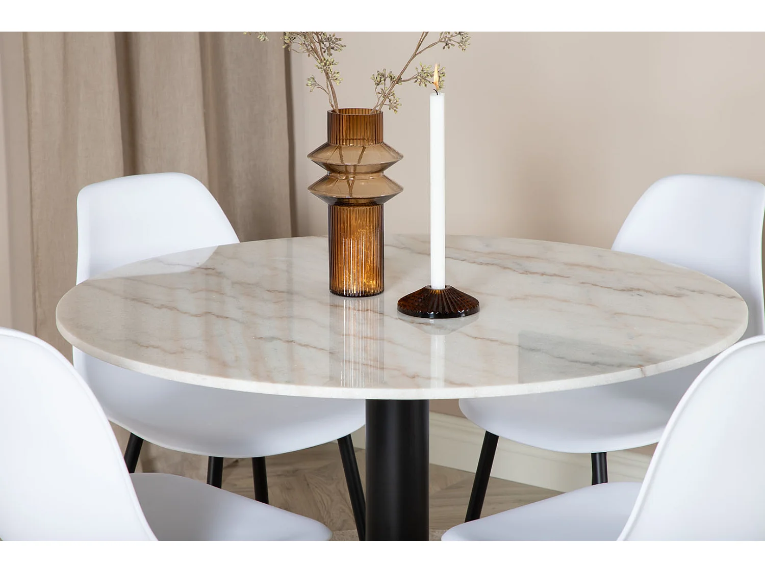 EstelleØ106WHBL eethoek eetkamertafel wit, marmer en 4 Polar eetkamerstal wit.