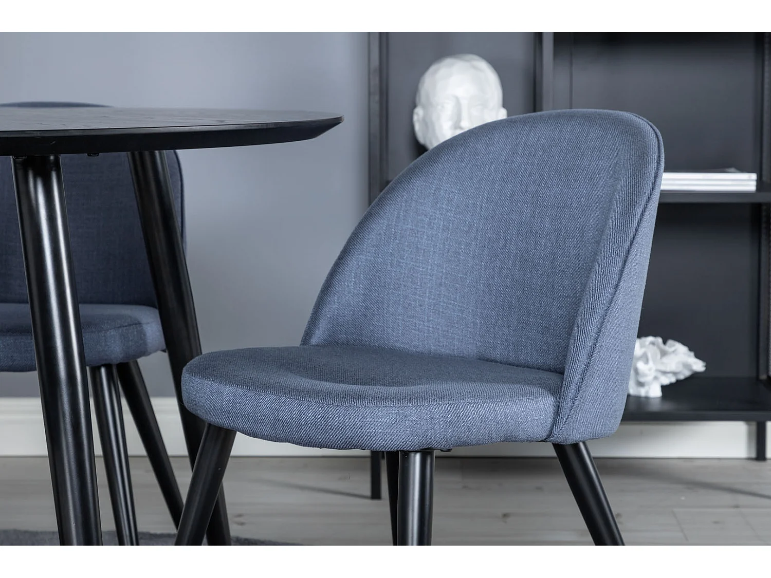 DippØ115BLBL ensemble table, table noir et 4 Velvet chaises bleu.