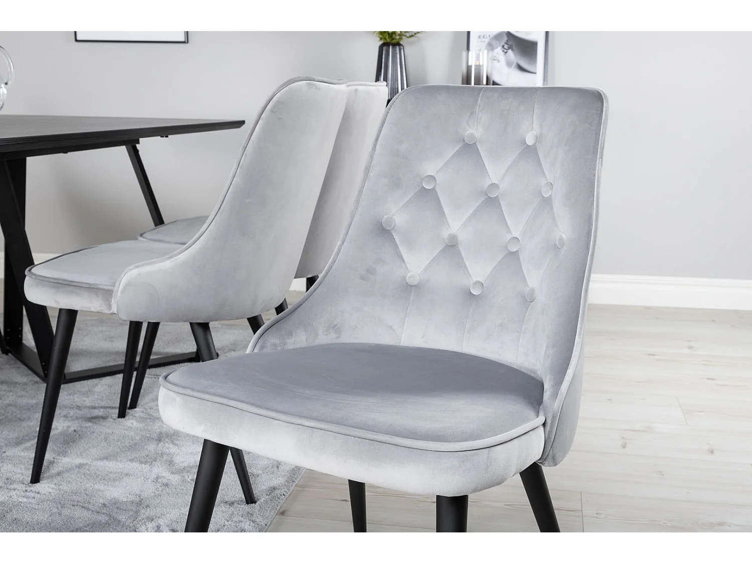 MarinaBLBL ensemble table, table noir et 6 Velvet Deluxe chaises Velours grisclair.