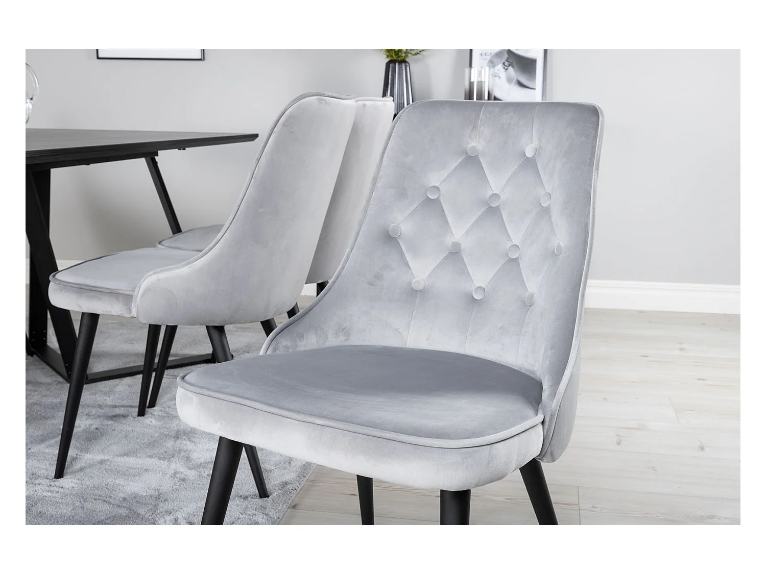 MarinaBLBL Essgruppe Esstisch schwarz und 6 Velvet Deluxe Esszimmerstühle Velour hellgrau.