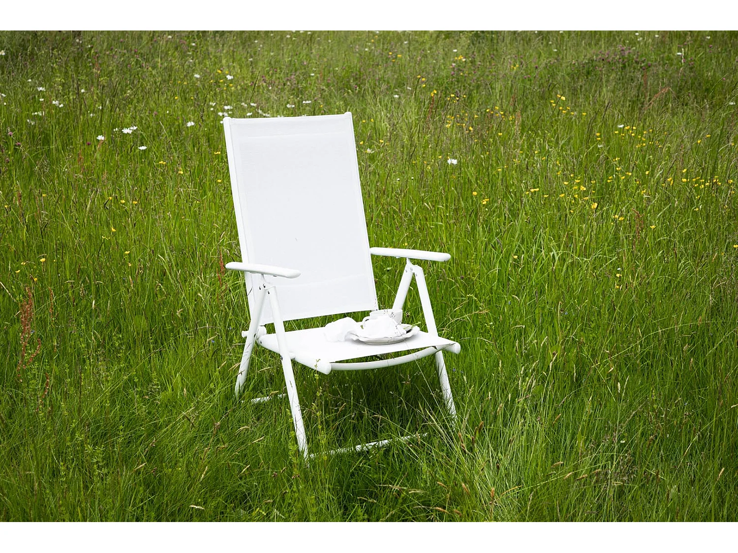 Break chaise de jardin blanc.