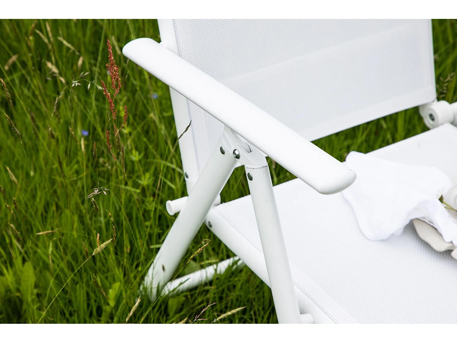 Break chaise de jardin blanc.