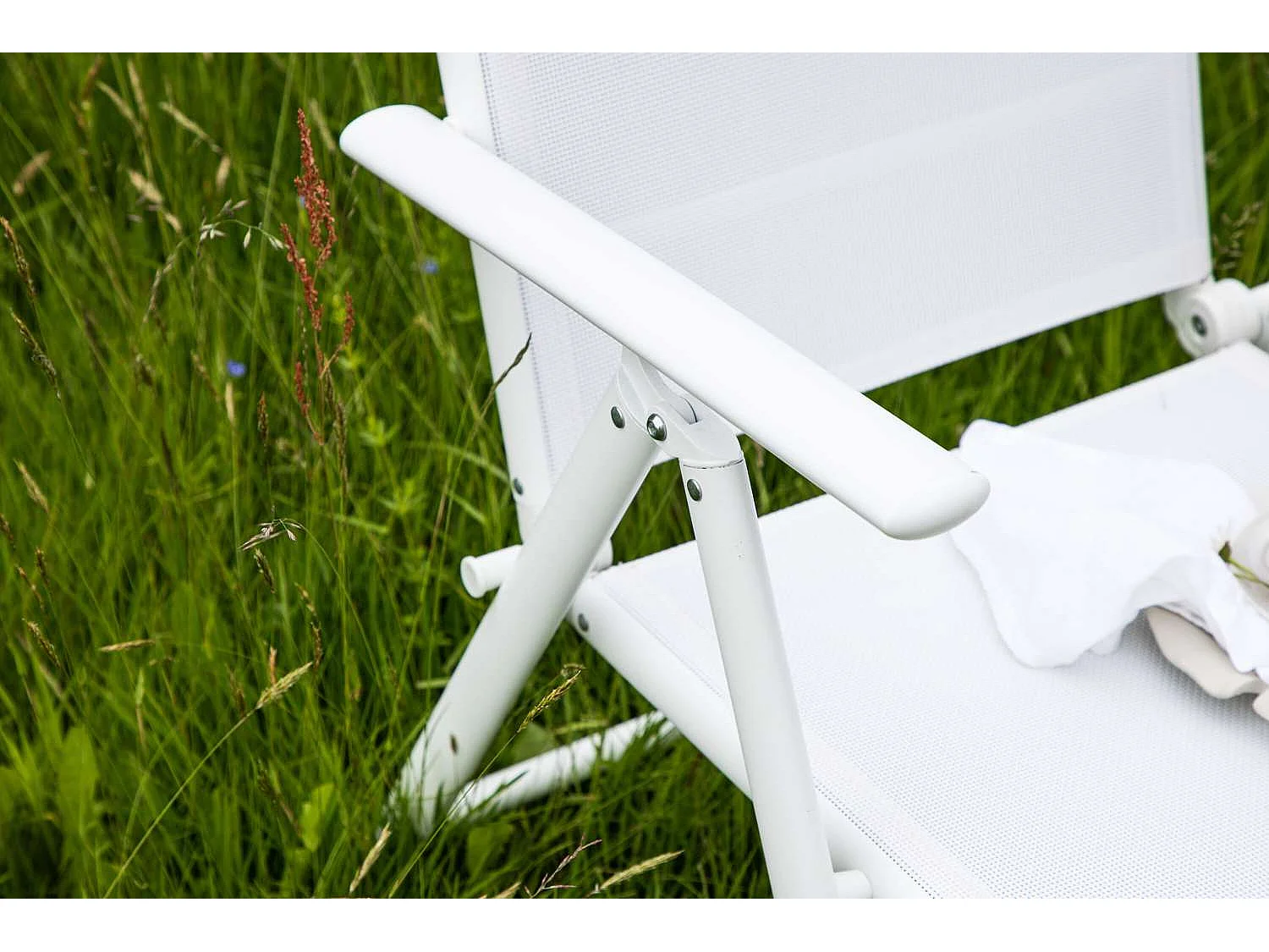 Break chaise de jardin blanc.