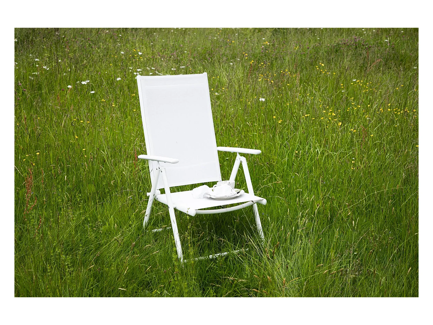 Break chaise de jardin blanc.