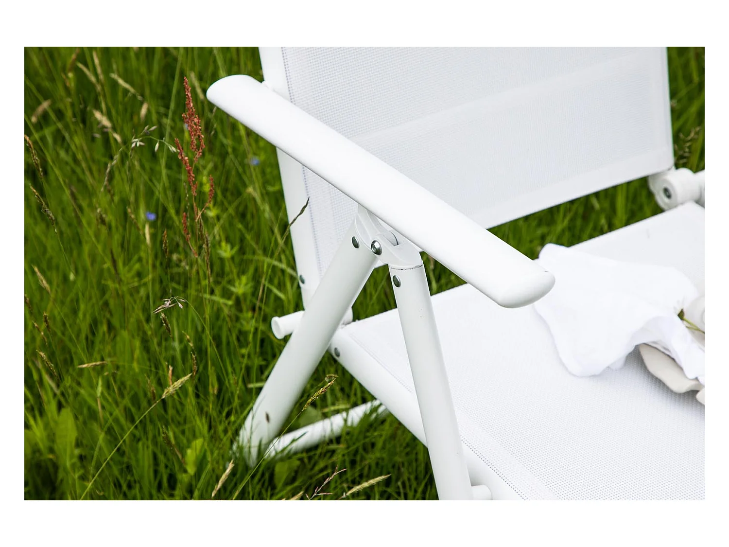 Break chaise de jardin blanc.