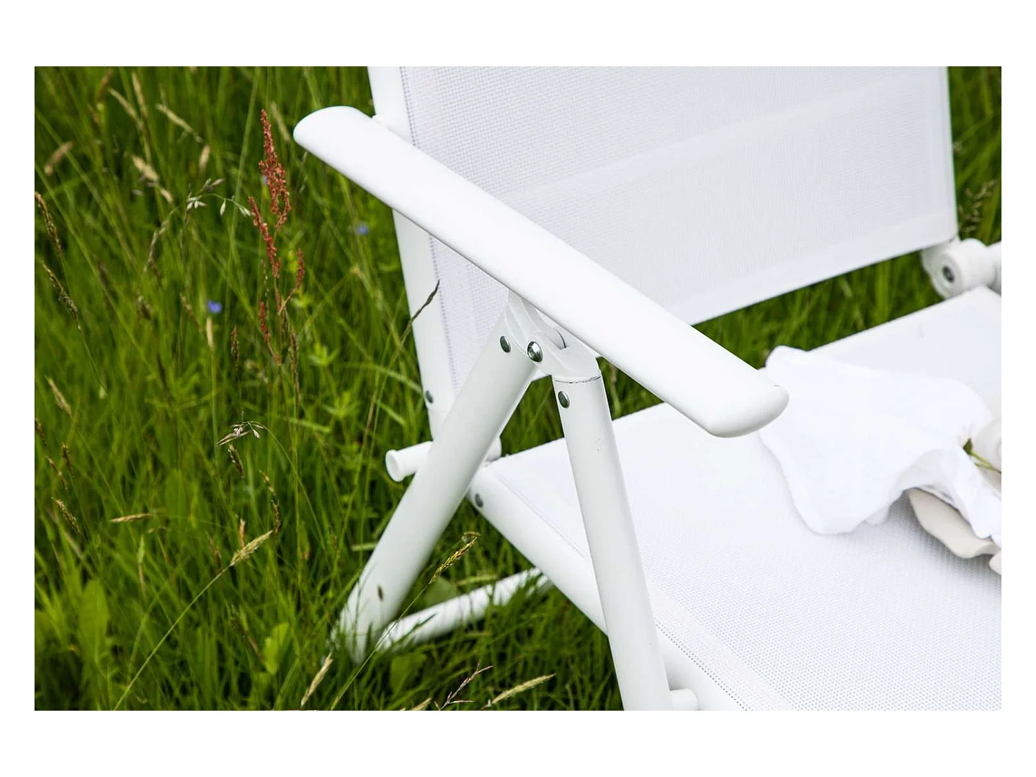 Break chaise de jardin blanc.