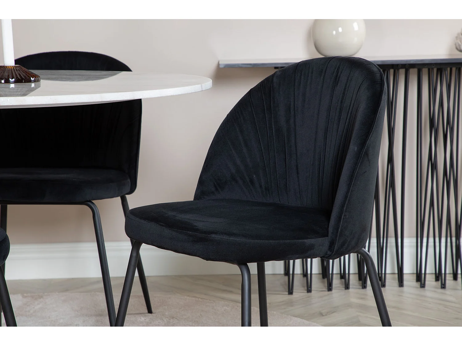 EstelleØ106WHBL ensemble table, table blanc, marbre et 4 Wrinkles chaises Velours noir.