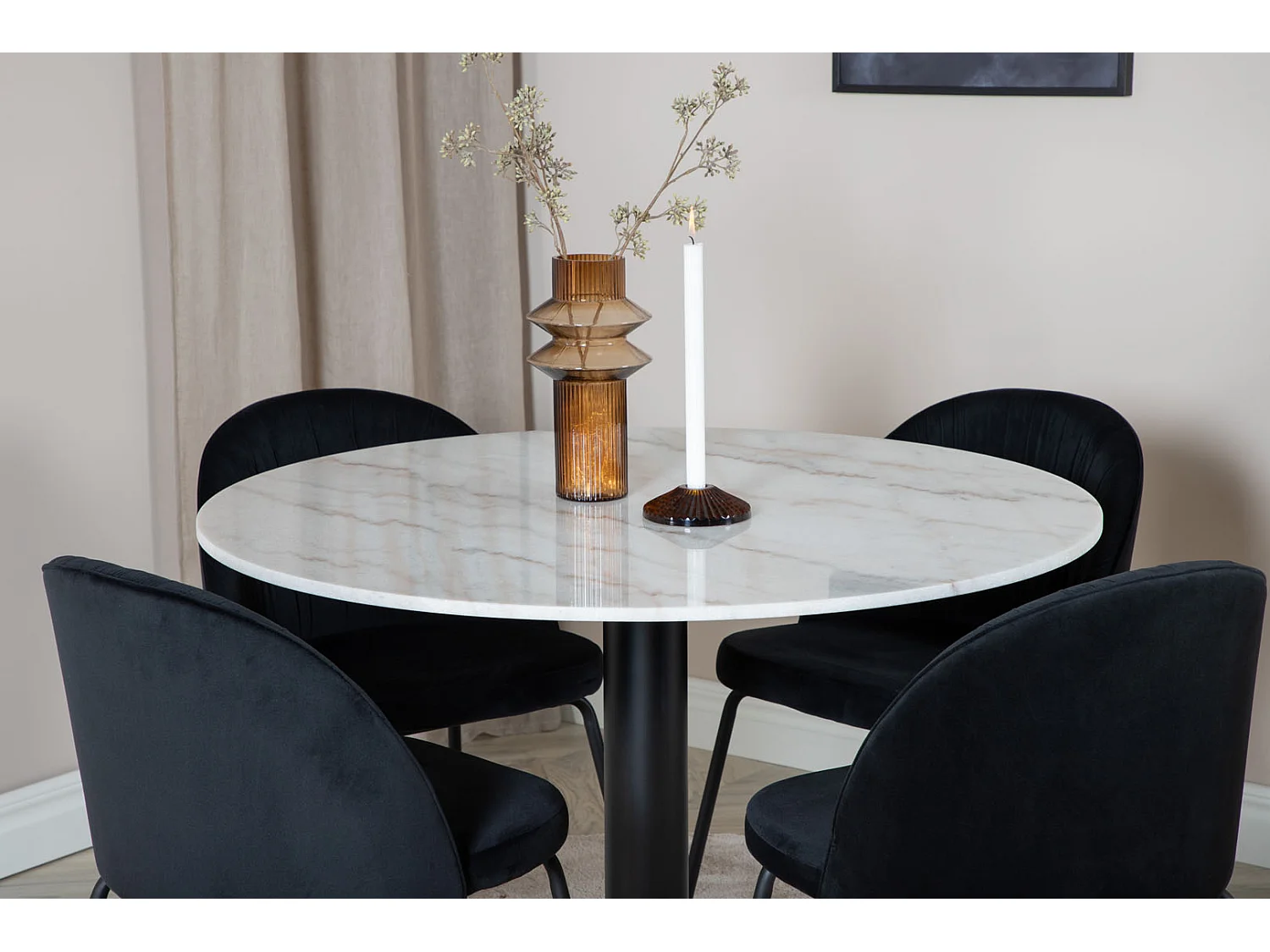 EstelleØ106WHBL ensemble table, table blanc, marbre et 4 Wrinkles chaises Velours noir.