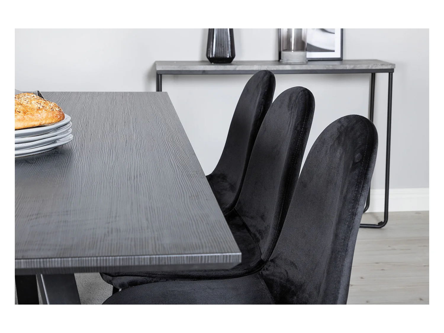 MarinaBLBL ensemble table, table noir et 6 Polar chaises Velours noir.