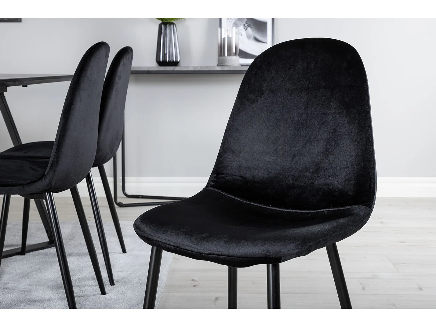 MarinaBLBL Essgruppe Esstisch schwarz und 6 Polar Esszimmerstühle Velour schwarz.