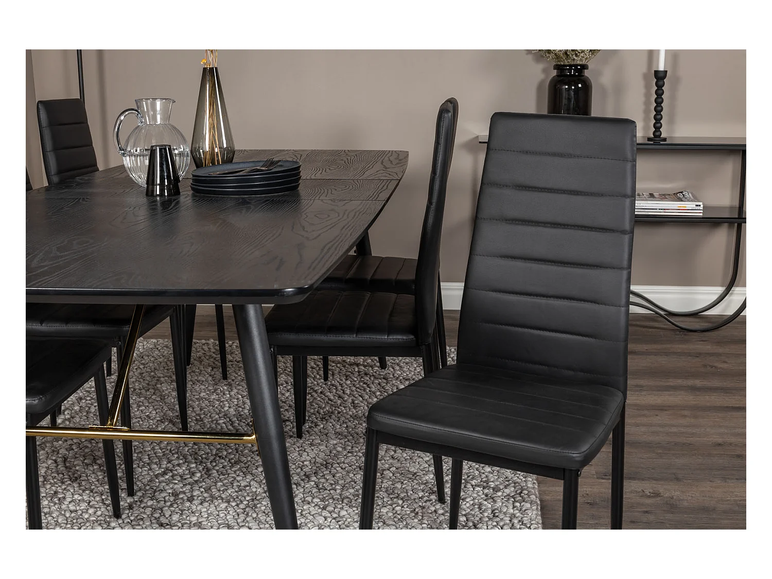 Gold eethoek eetkamertafel uitschuifbare tafel lengte cm 180 / 220 zwart en 6 Slim High Back eetkamerstal PU kunstleer zwart.