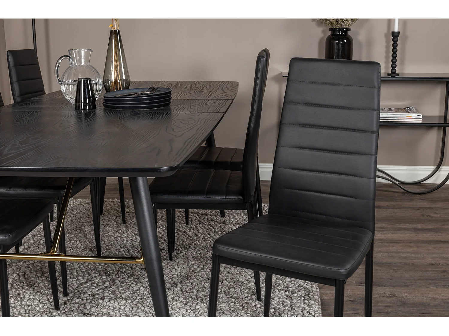 Gold eethoek eetkamertafel uitschuifbare tafel lengte cm 180 / 220 zwart en 6 Slim High Back eetkamerstal PU kunstleer zwart.