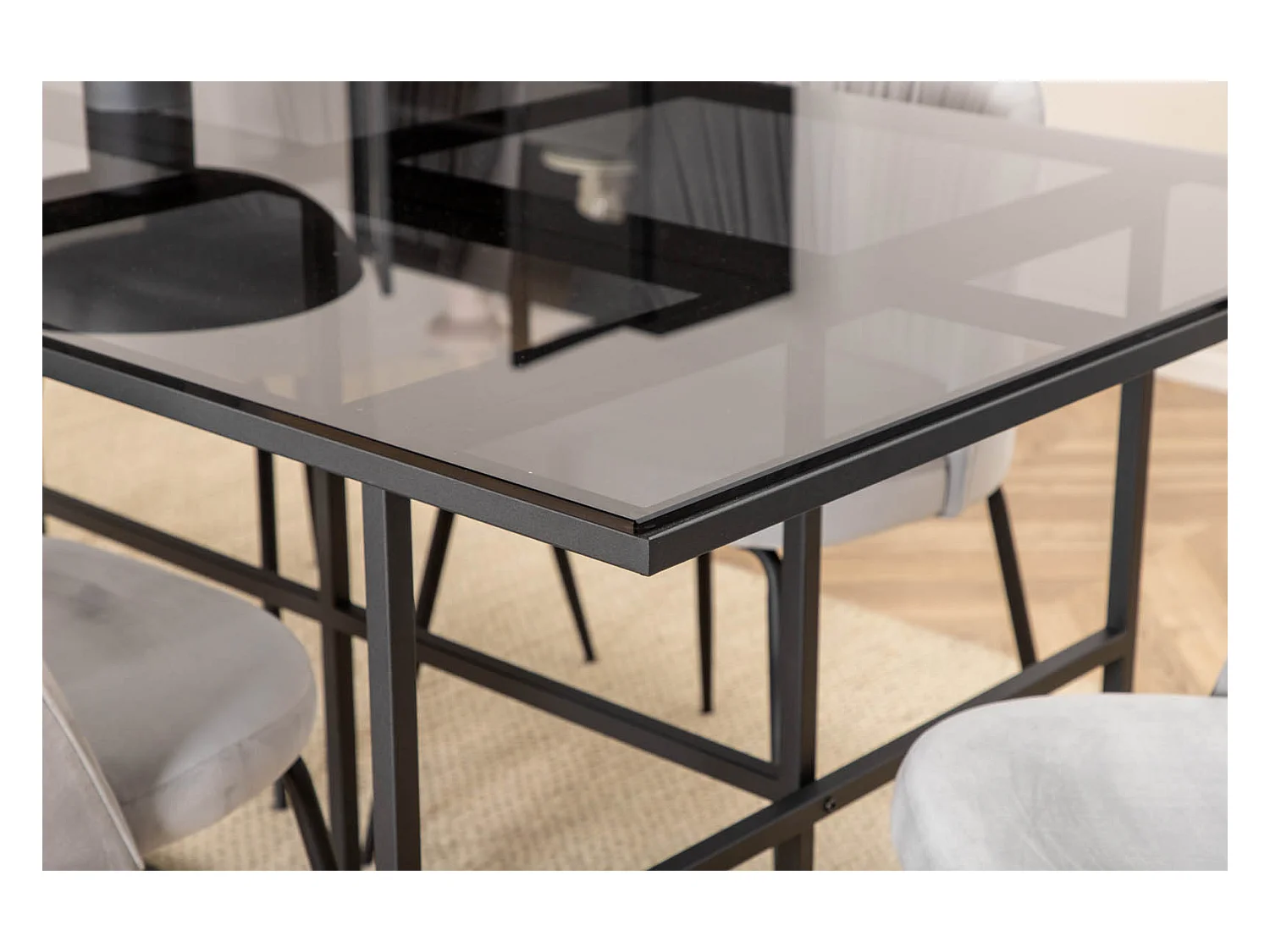 Leif ensemble table, table enfumé verre et 6 Wrinkles chaises gris.