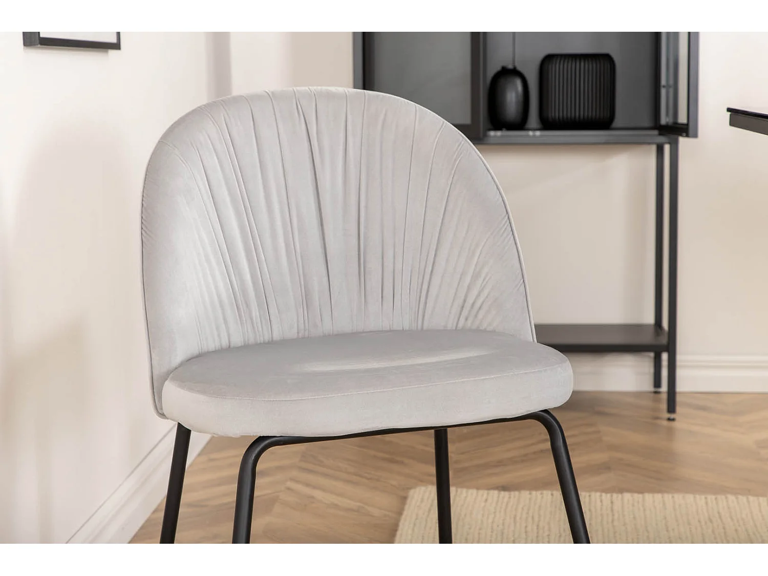 Leif ensemble table, table enfumé verre et 6 Wrinkles chaises gris.