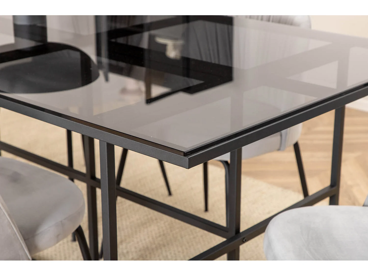 Leif eethoek eetkamertafel rokerig glas en 6 Wrinkles eetkamerstal grijs.