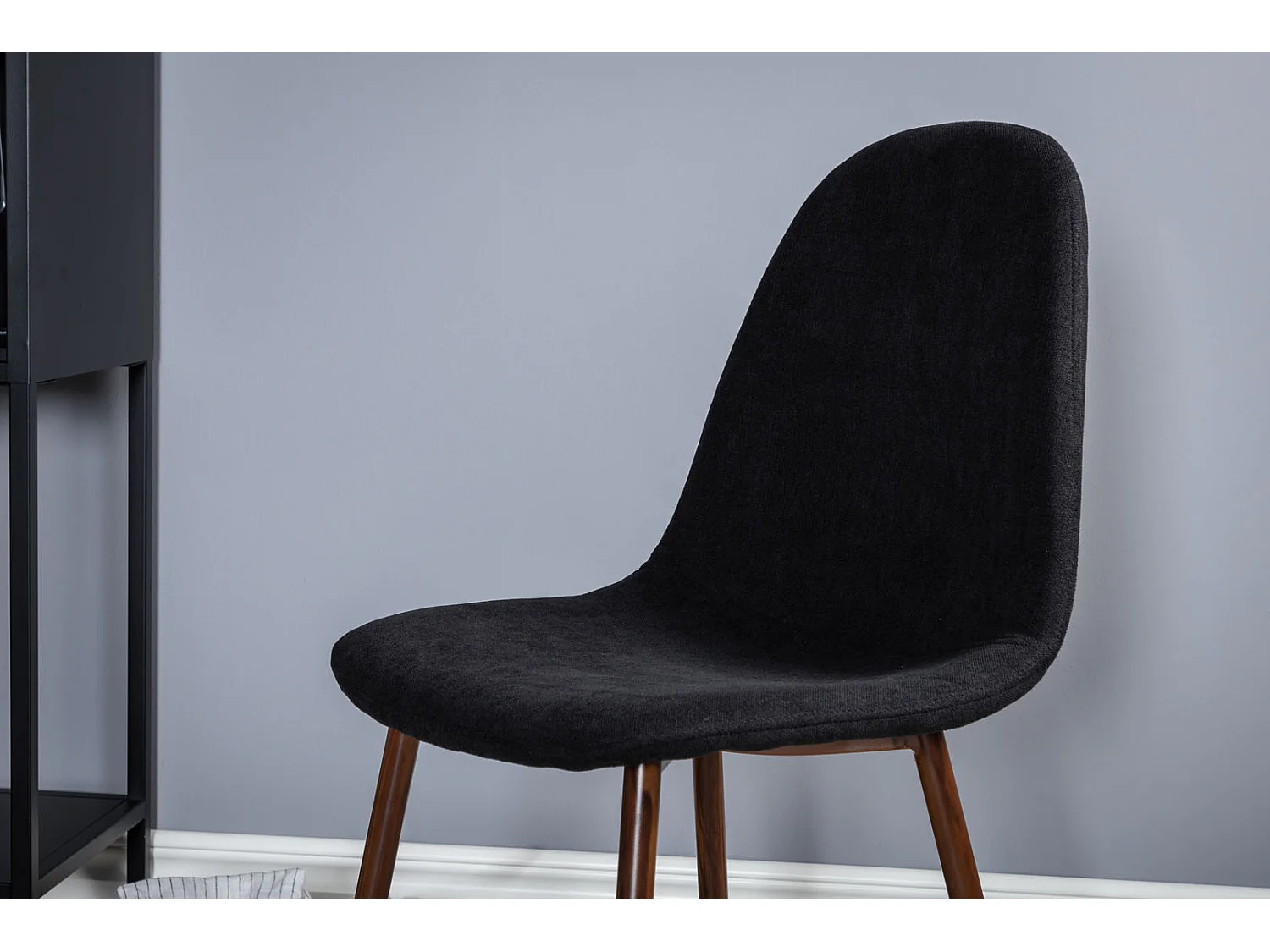 PlazaWA100 ensemble table, table noyer décor et 4 Polar chaises noir.