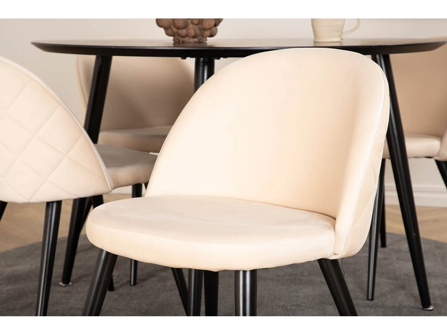 DippØ115BLBL eethoek eetkamertafel zwart en 4 Velvet Stitches eetkamerstal velours beige.