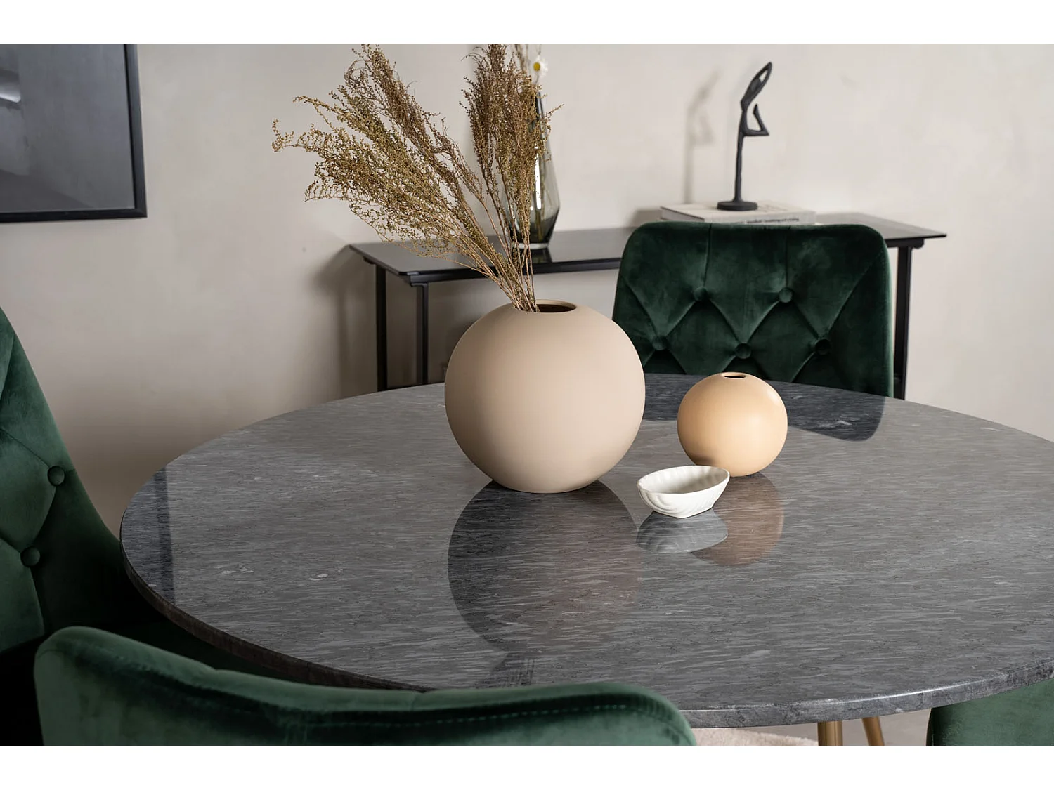 EstelleØ106BLBR ensemble table, table noir, marbre et 4 Velvet Deluxe chaises Velours vert, laiton décor.