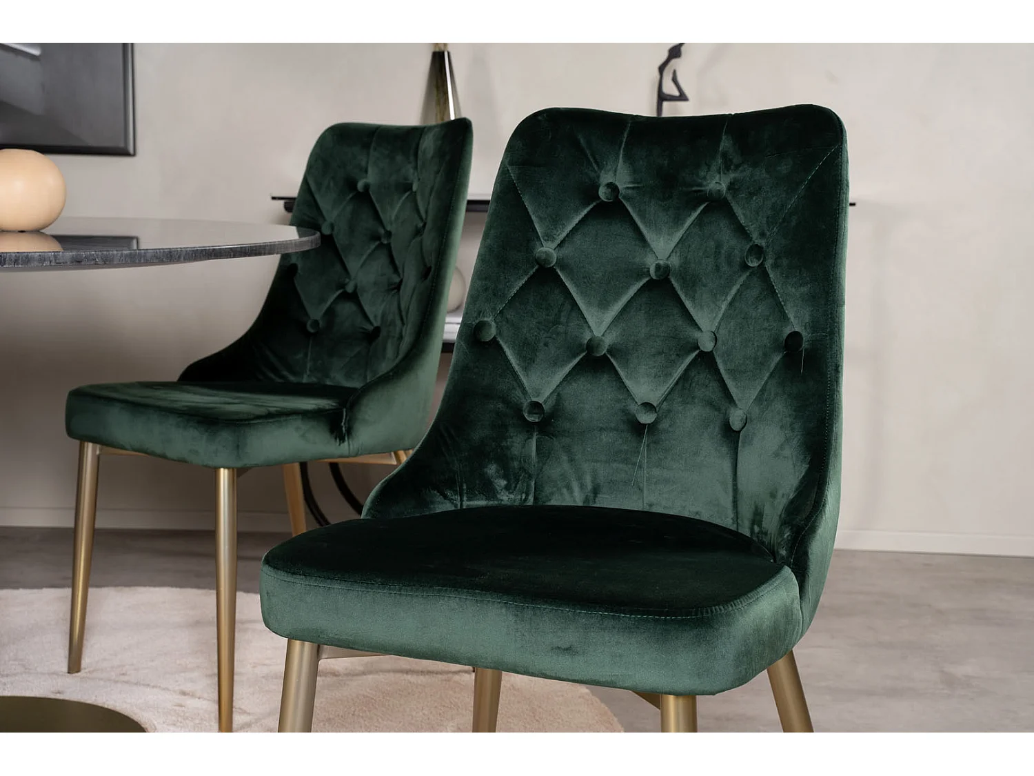 EstelleØ106BLBR ensemble table, table noir, marbre et 4 Velvet Deluxe chaises Velours vert, laiton décor.