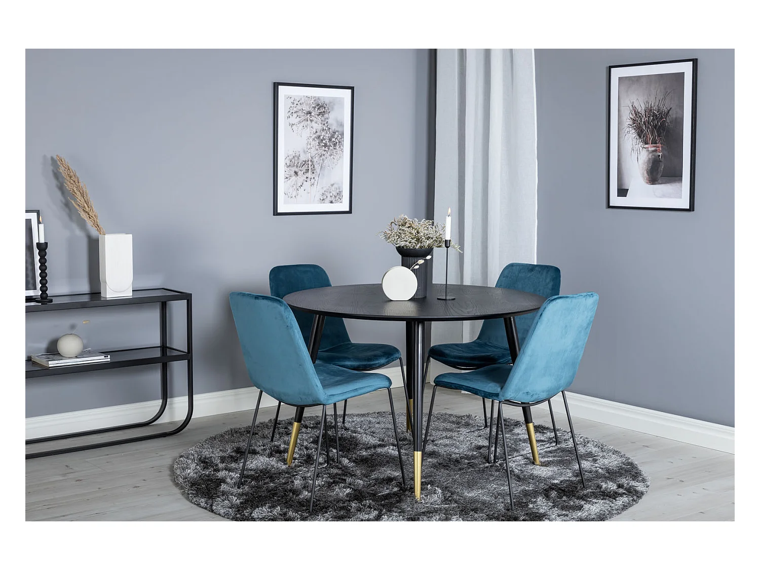 DippØ115BLBR eethoek eetkamertafel zwart en 4 Muce eetkamerstal velours blauw.