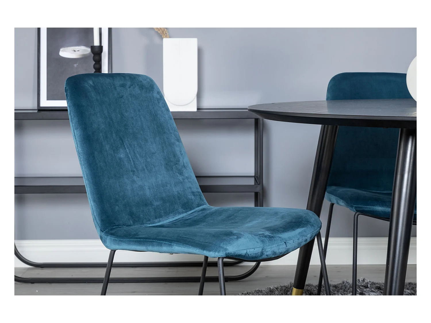 DippØ115BLBR eethoek eetkamertafel zwart en 4 Muce eetkamerstal velours blauw.