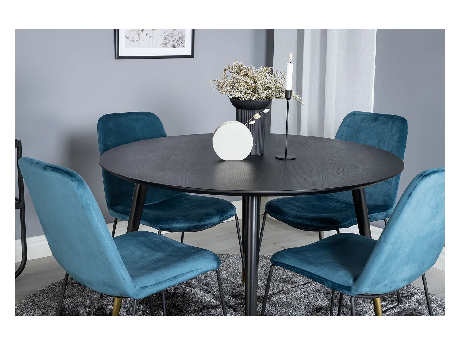 DippØ115BLBR eethoek eetkamertafel zwart en 4 Muce eetkamerstal velours blauw.