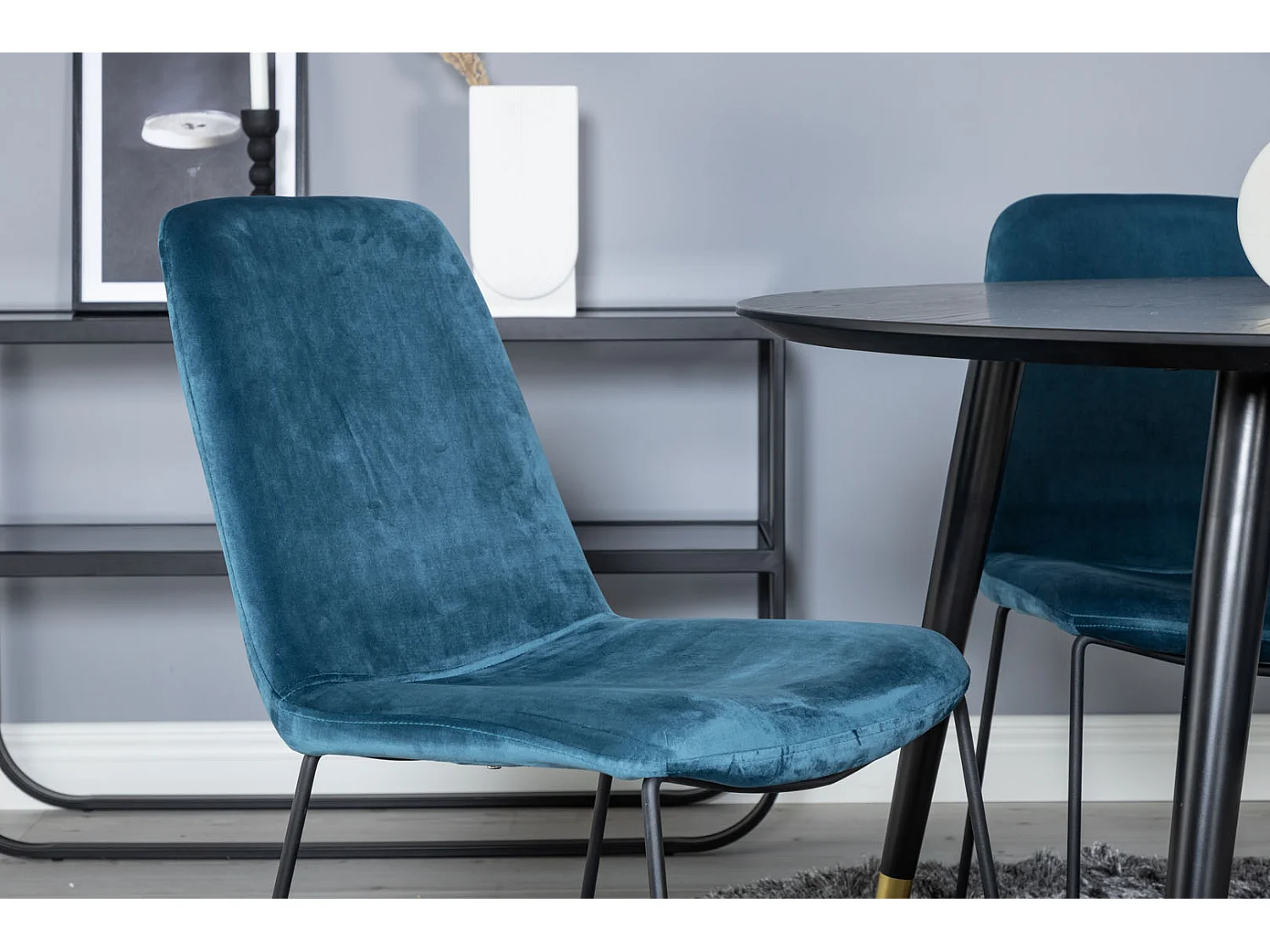 DippØ115BLBR ensemble table, table noir et 4 Muce chaises Velours bleu.