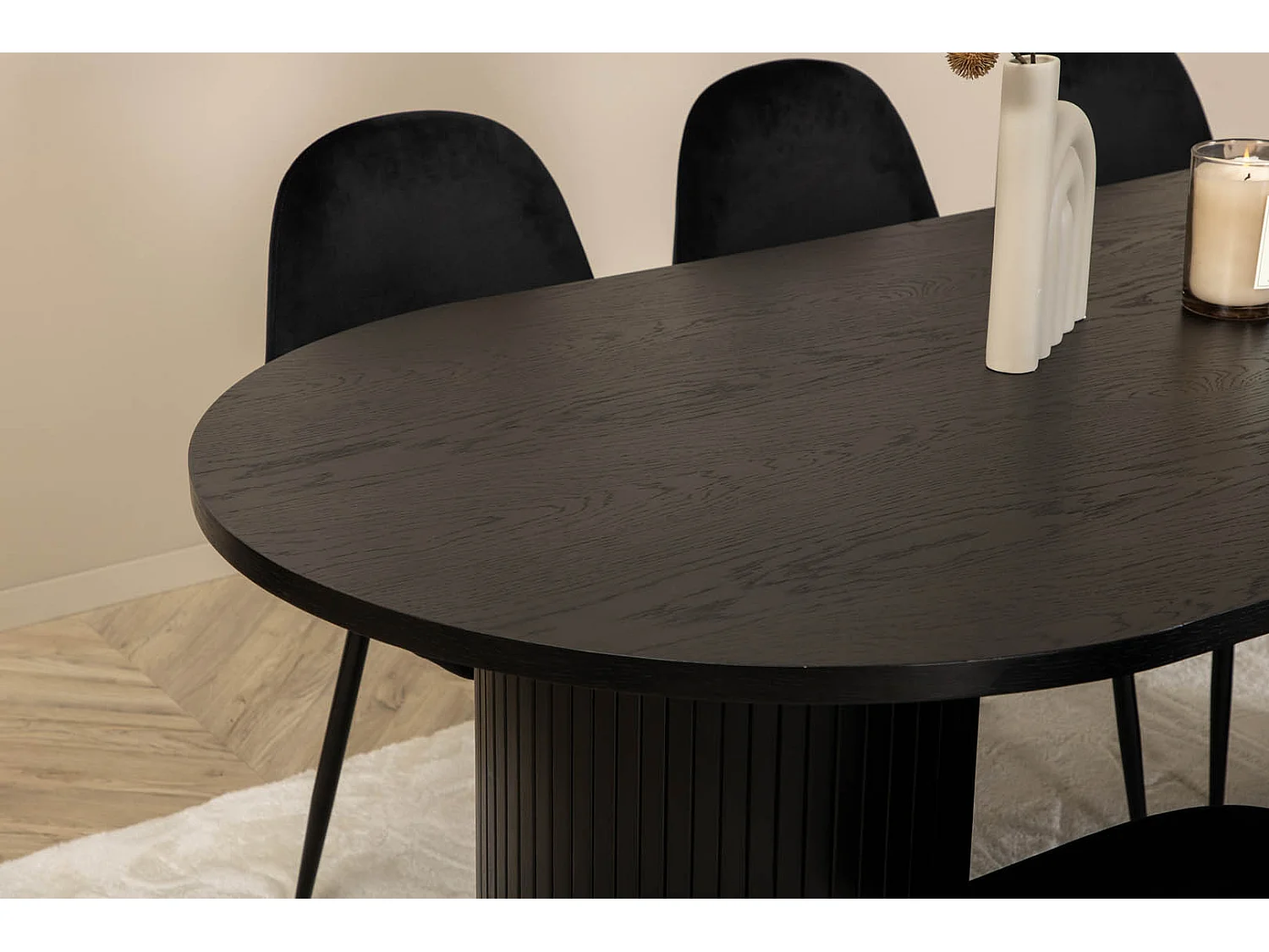 BiancaBL eethoek eetkamertafel zwart en 6 Polar eetkamerstal velours zwart.