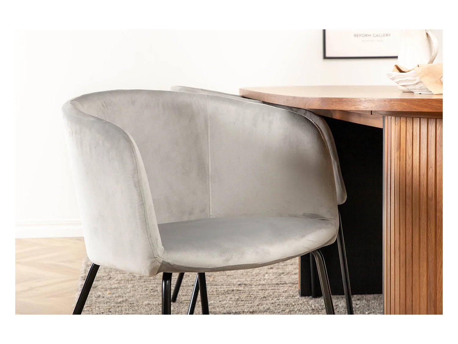 BiancaWA ensemble table, table noyer décor et 4 Berit chaises Velours gris.