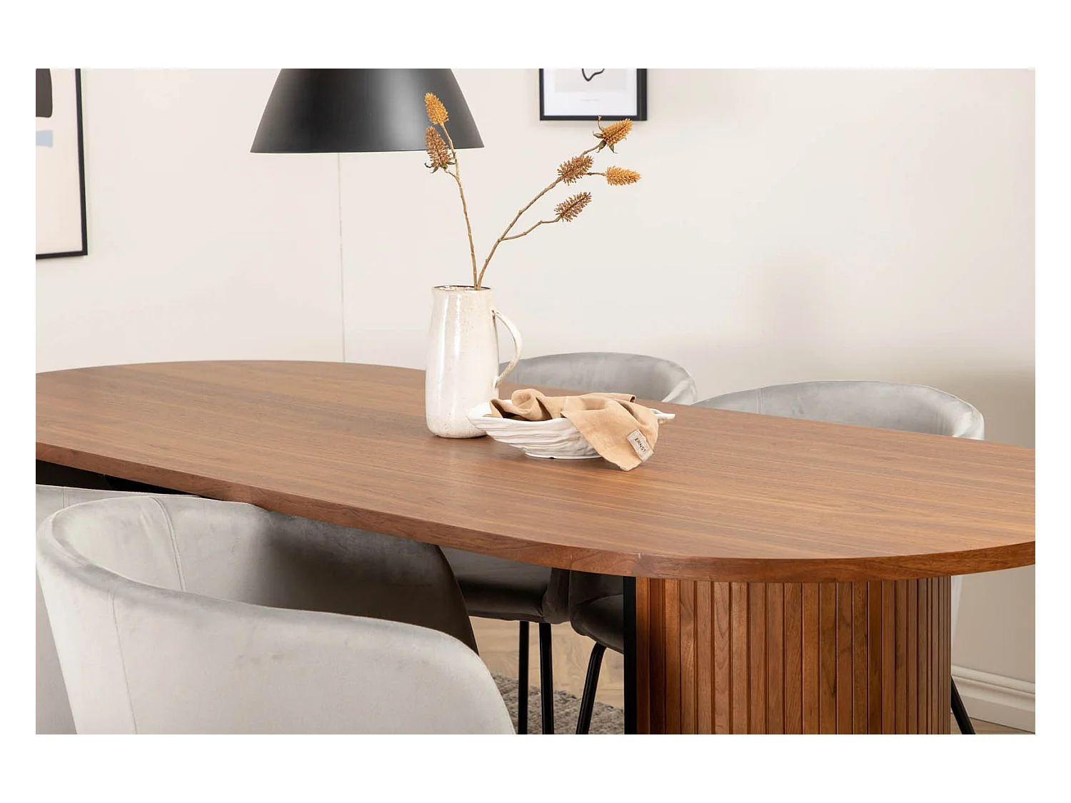 BiancaWA ensemble table, table noyer décor et 4 Berit chaises Velours gris.