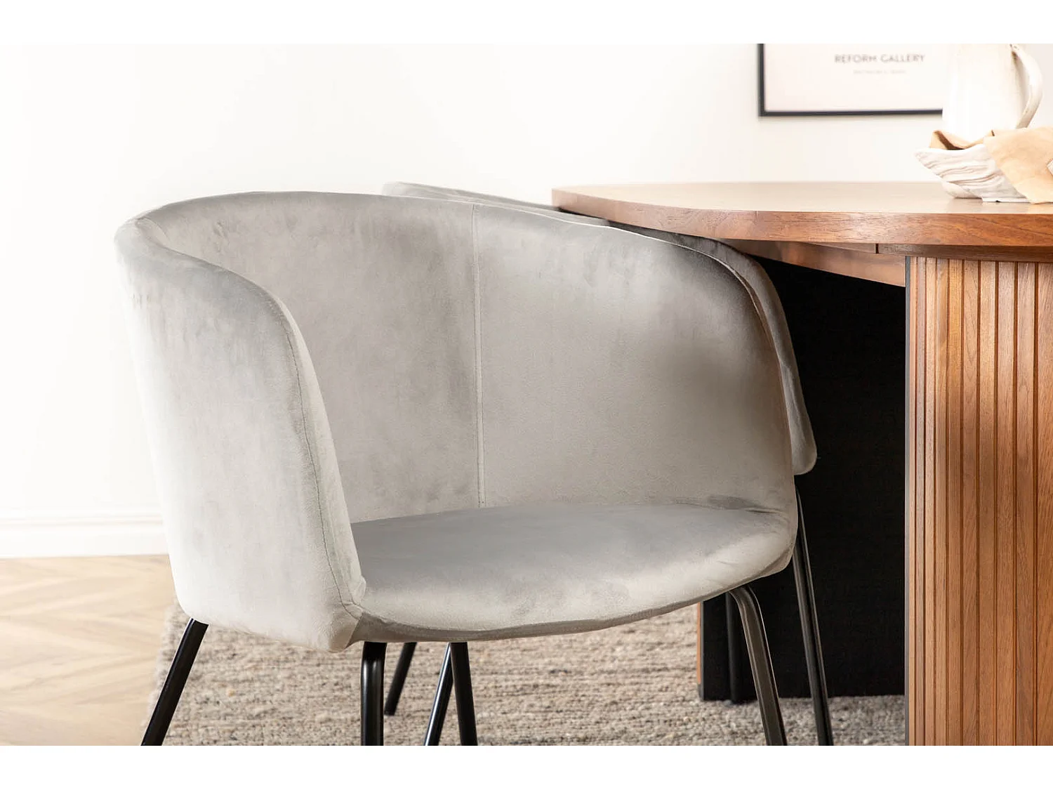 BiancaWA ensemble table, table noyer décor et 4 Berit chaises Velours gris.