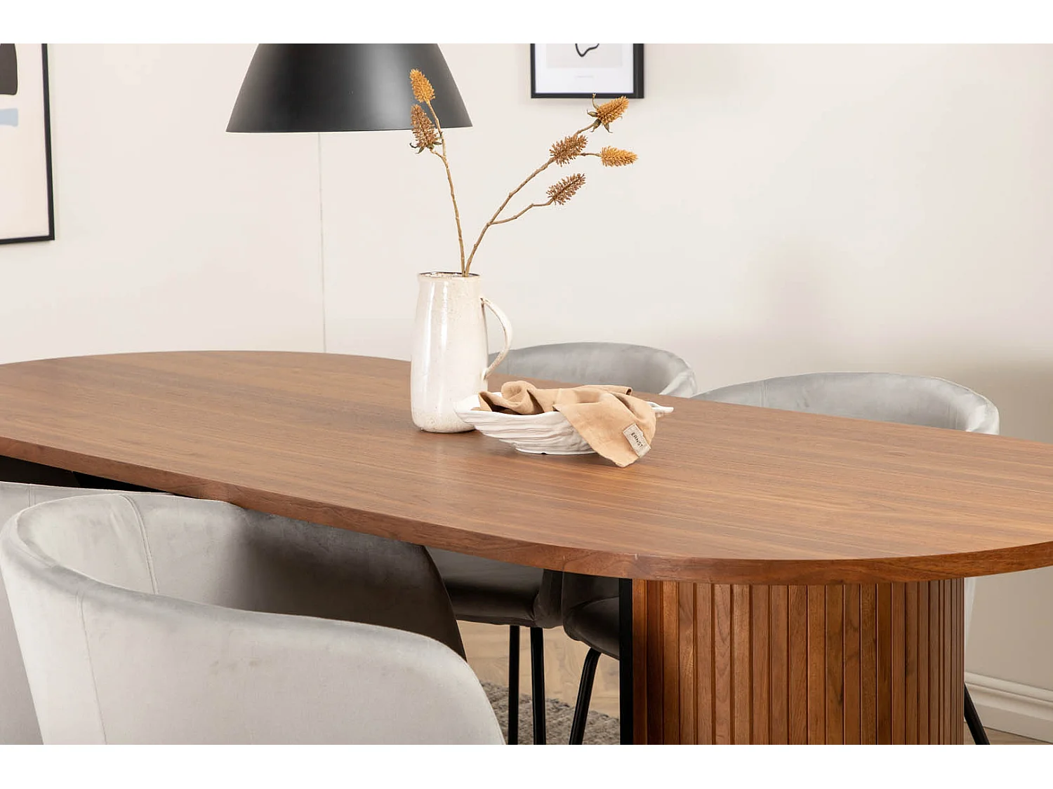 BiancaWA ensemble table, table noyer décor et 4 Berit chaises Velours gris.