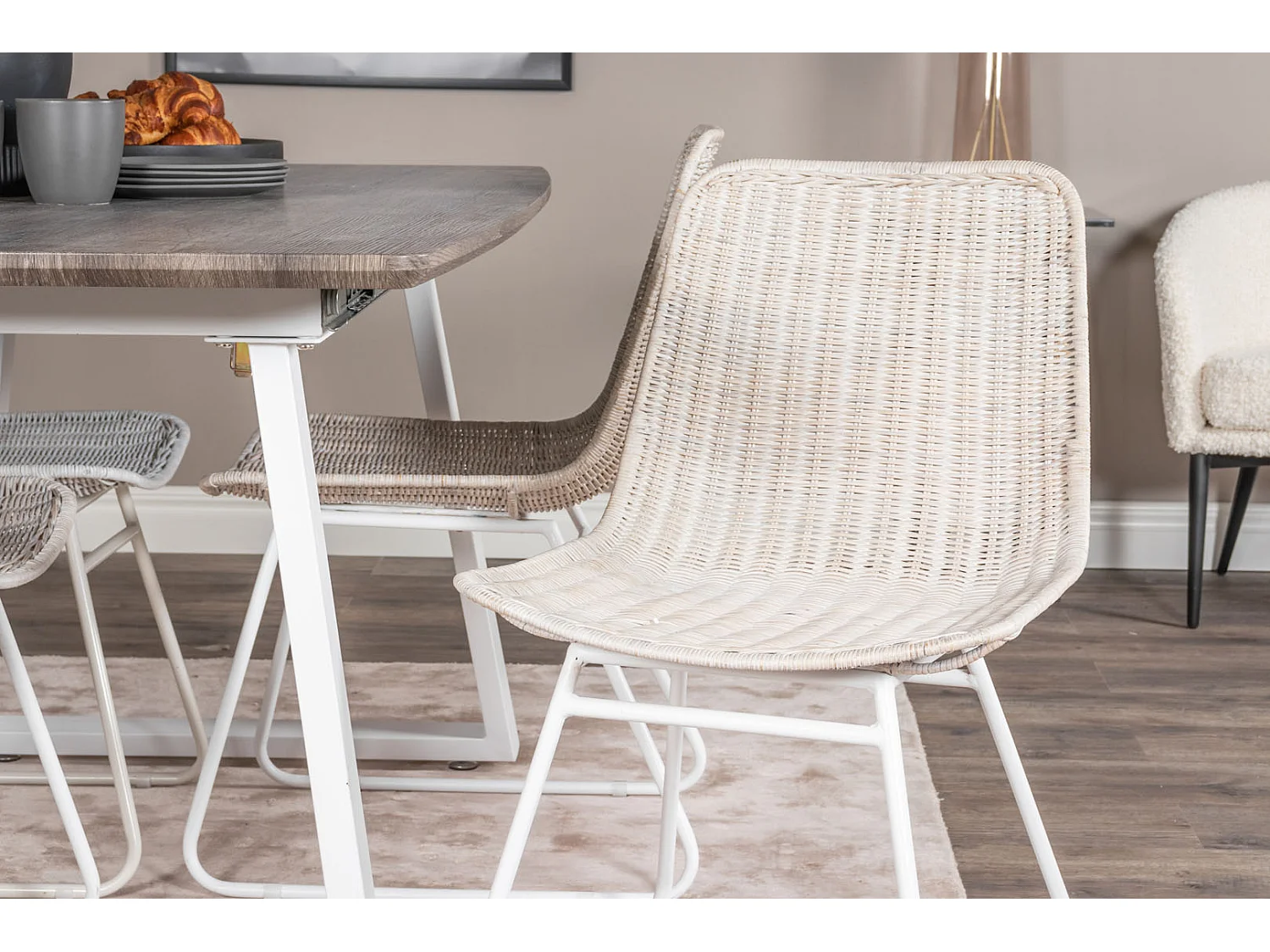 IncaNAWH eethoek eetkamertafel uitschuifbare tafel lengte cm 160 / 200 el hout decor grijs en 4 Cirebon eetkamerstal rotan whitewash.