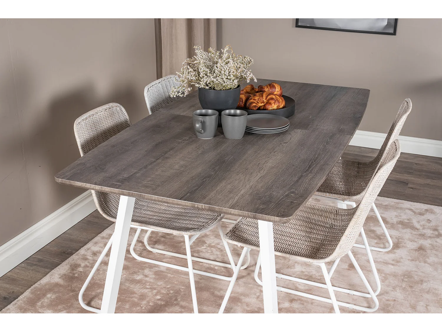 IncaNAWH eethoek eetkamertafel uitschuifbare tafel lengte cm 160 / 200 el hout decor grijs en 4 Cirebon eetkamerstal rotan whitewash.