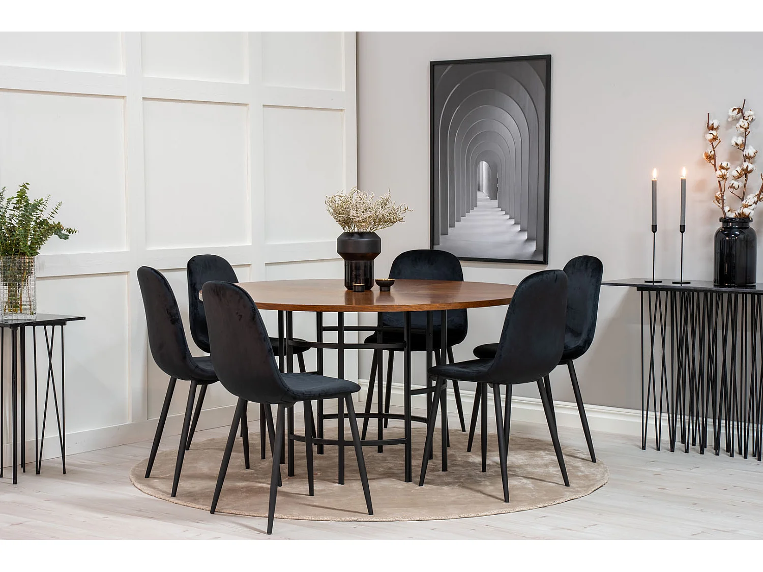 Copenhagen eethoek eetkamertafel bruin en 6 Polar eetkamerstal velours zwart.