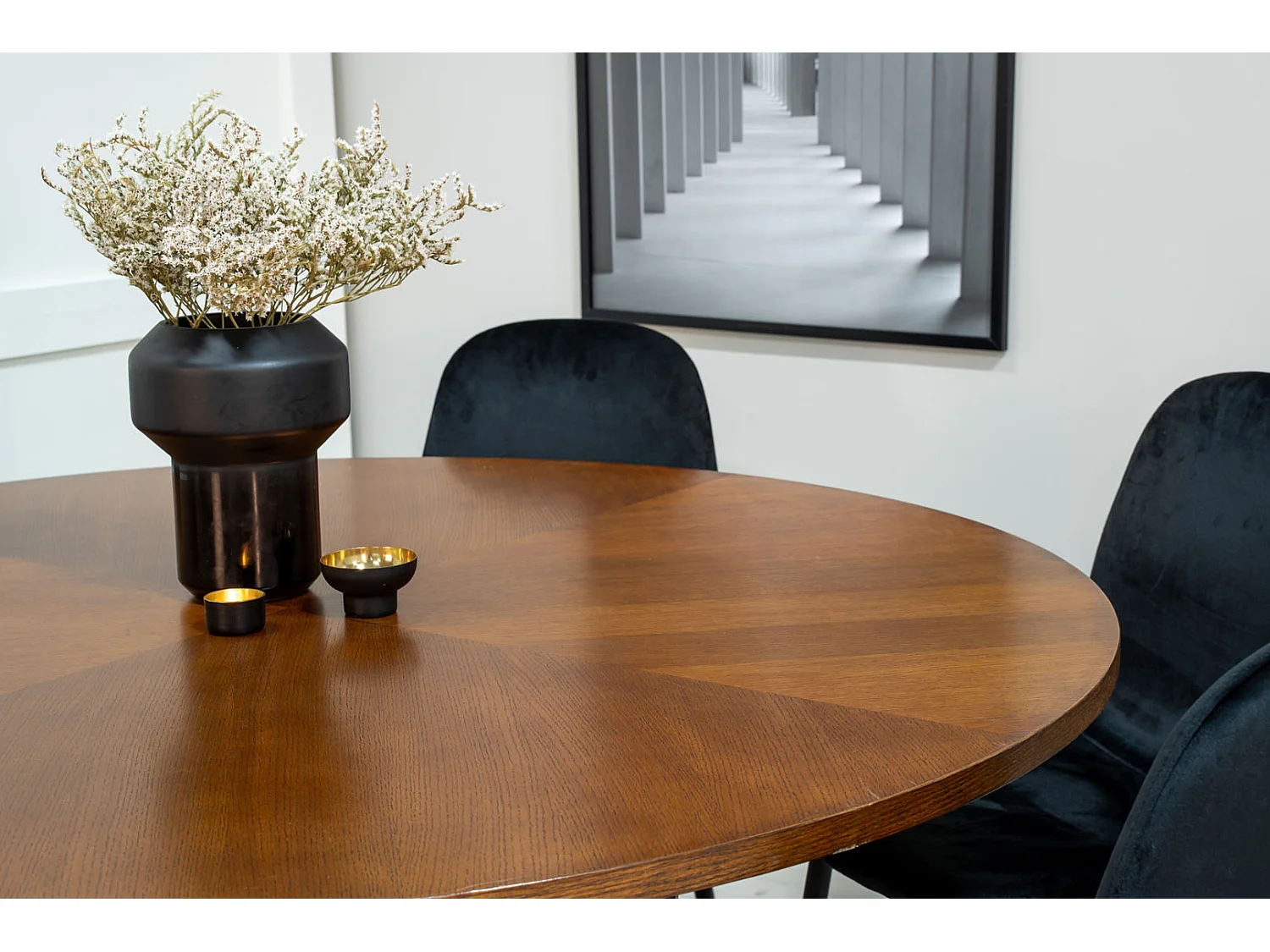 Copenhagen eethoek eetkamertafel bruin en 6 Polar eetkamerstal velours zwart.