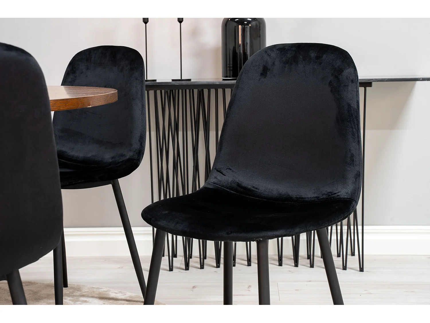 Copenhagen eethoek eetkamertafel bruin en 6 Polar eetkamerstal velours zwart.