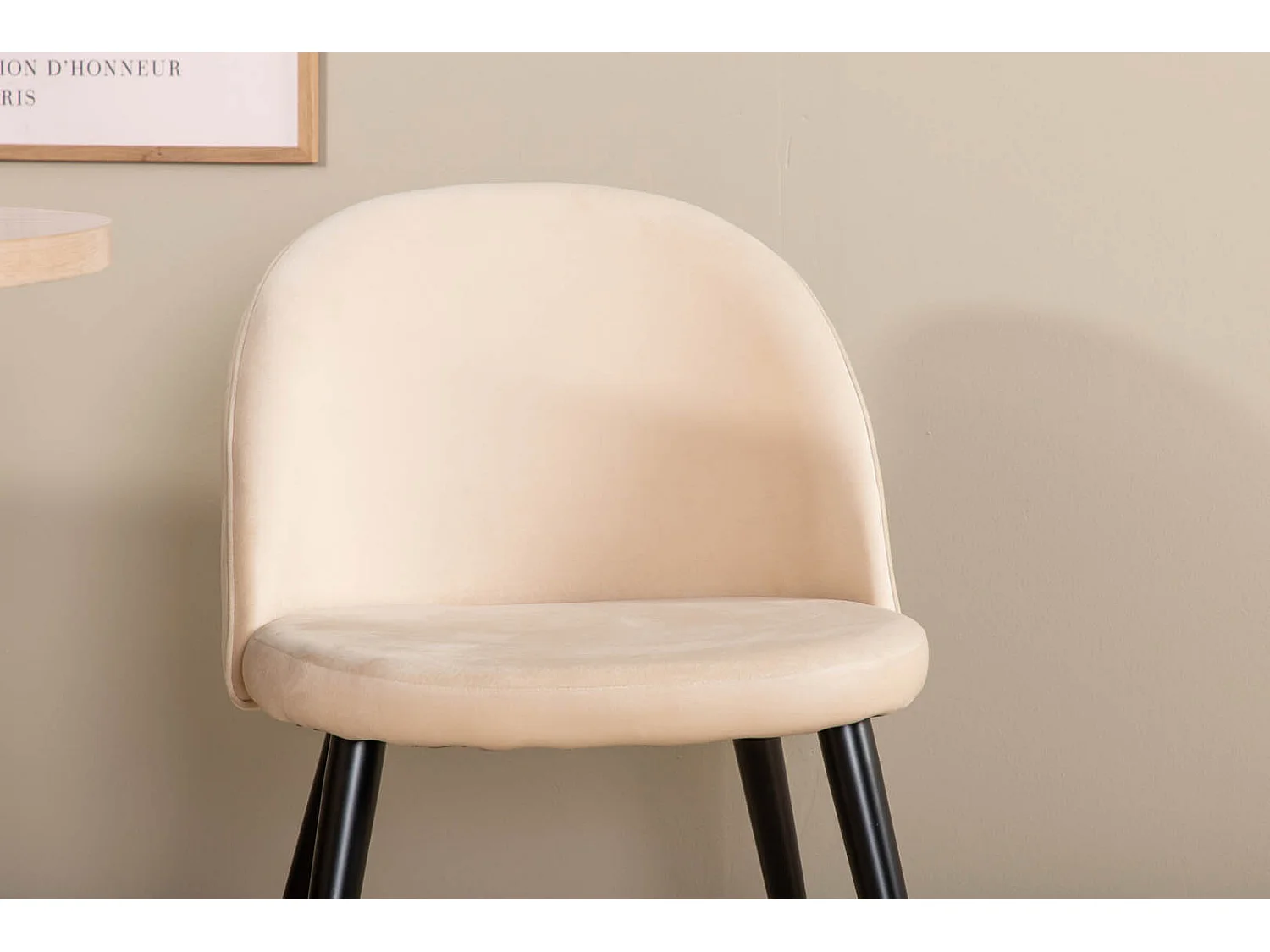 BiancaWW eethoek eetkamertafel eik fineer wit washed en 4 Velvet Stitches eetkamerstal beige.