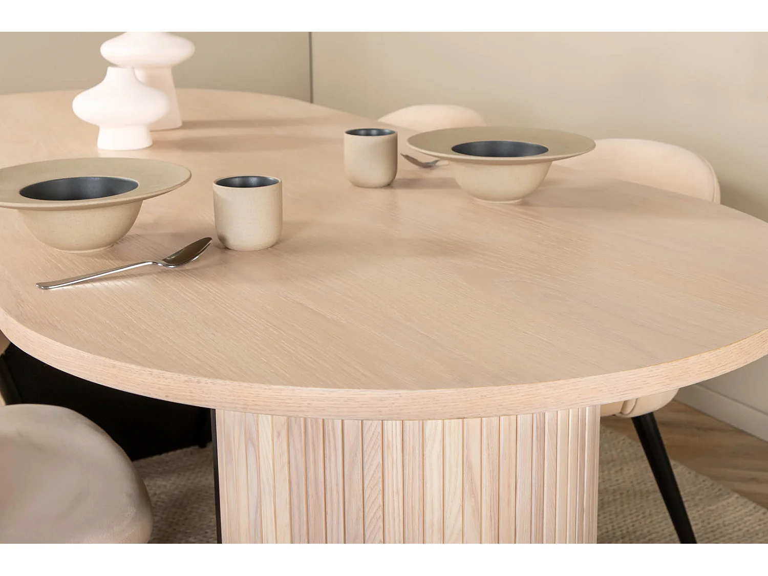 BiancaWW eethoek eetkamertafel eik fineer wit washed en 4 Velvet Stitches eetkamerstal beige.