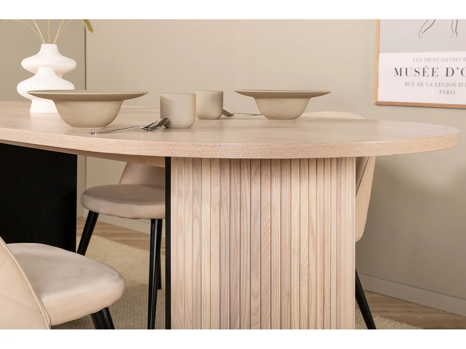 BiancaWW eethoek eetkamertafel eik fineer wit washed en 4 Velvet Stitches eetkamerstal beige.