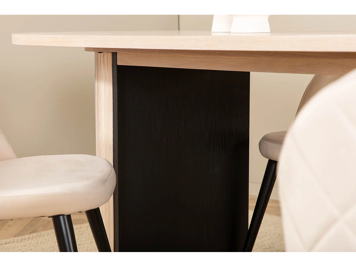 BiancaWW eethoek eetkamertafel eik fineer wit washed en 4 Velvet Stitches eetkamerstal beige.